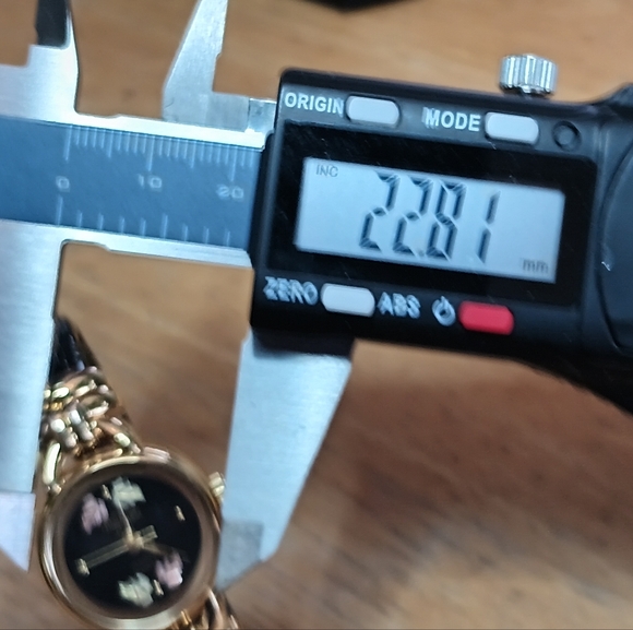 X Ladies Quartz Black Hills Gold watch. Gold tone case real gold leaves black - Picture 4 of 6